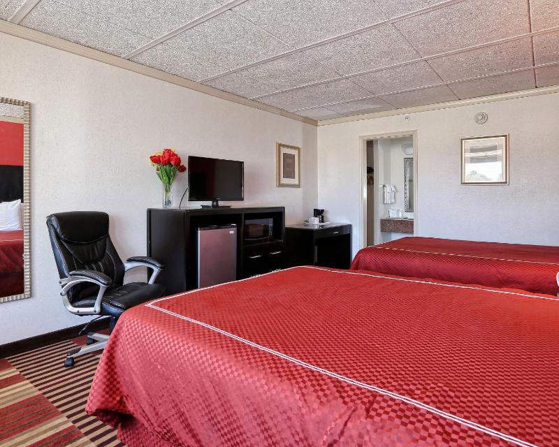 Queen Room with Two Queen Beds - Non-Smoking image 3