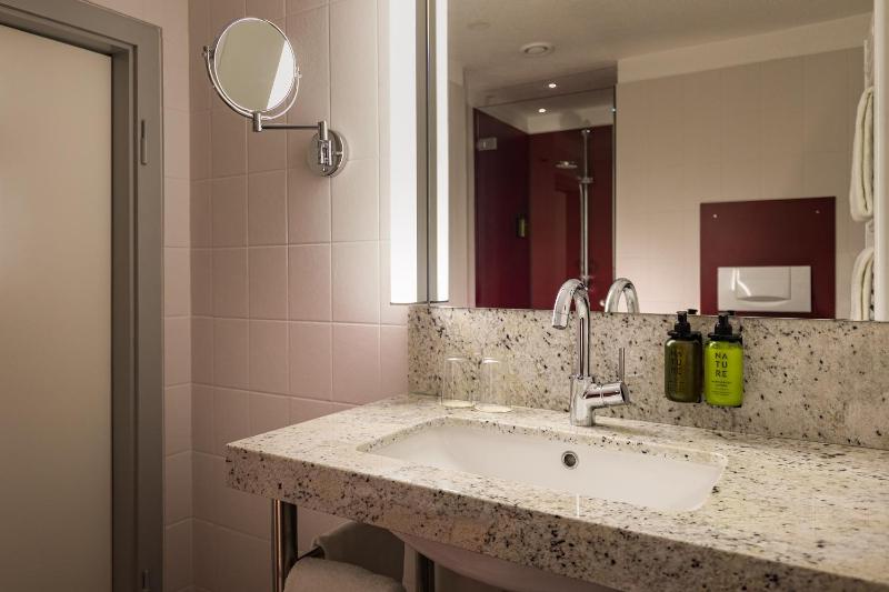 Standard Double Room image 3