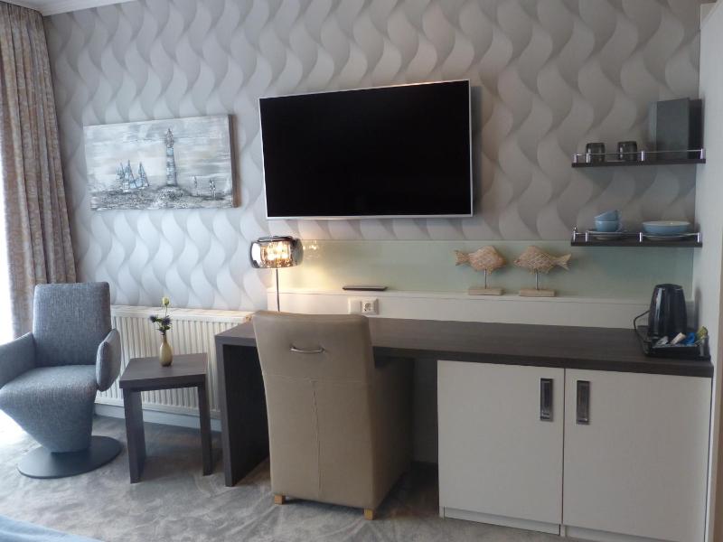 Double Room with Balcony and Sea View image 3