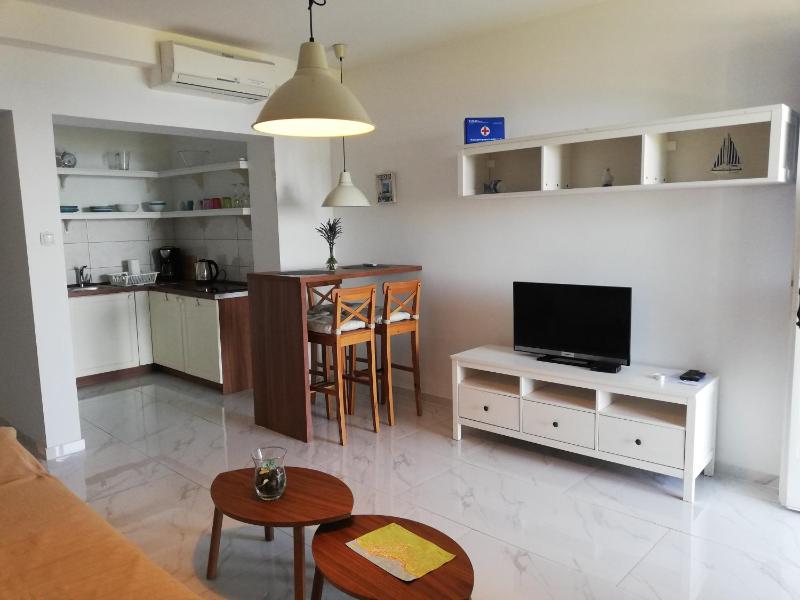 One-Bedroom Apartment with Terrace and Sea View image 1