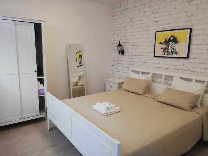 One-Bedroom Apartment with Terrace and Sea View image 3