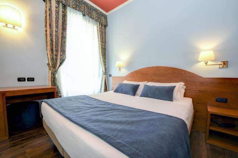 Classic Double Room image 4