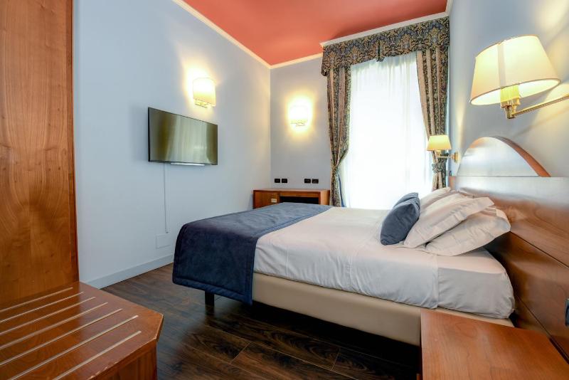 Classic Double Room image 3