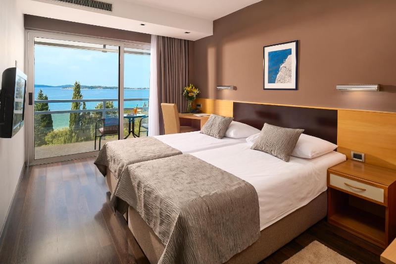 Superior Double or Twin Room with  Balcony and Sea View image 3