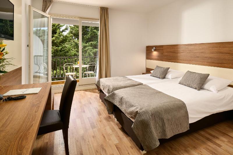 Double or Twin Room with Balcony image 3