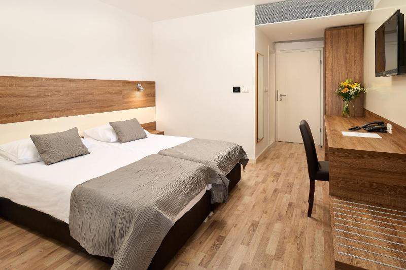 Double or Twin Room with Balcony image 4