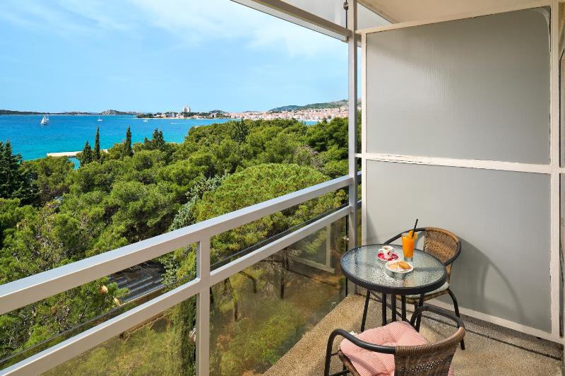 Superior Double or Twin Room with  Balcony and Sea View image 4