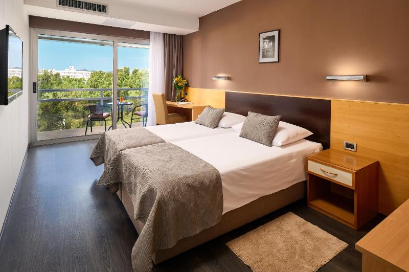 Superior Double or Twin Room with Balcony and Garden View  image 3