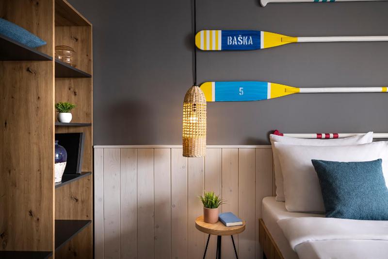 Room for 2+2 Seaview image 4