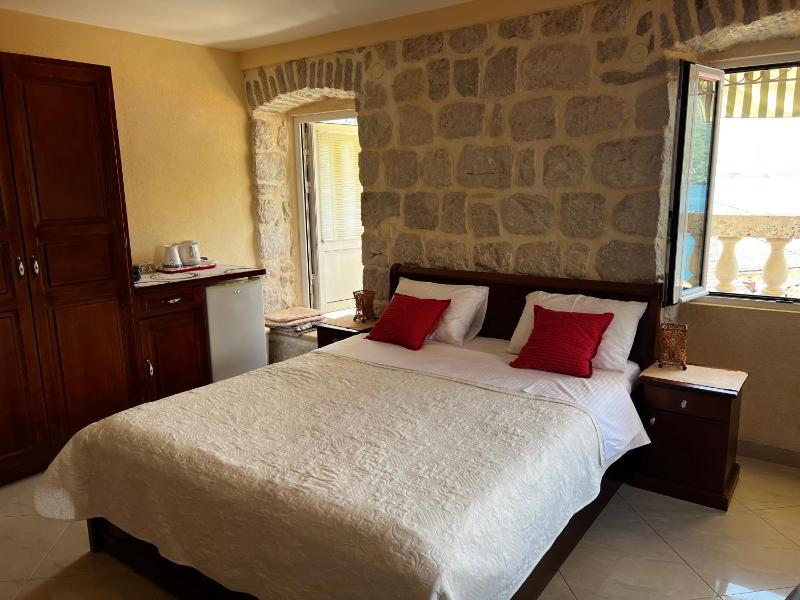 Triple Room with Balcony and Sea View image 1