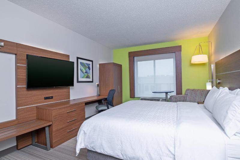Standard King Room image 3