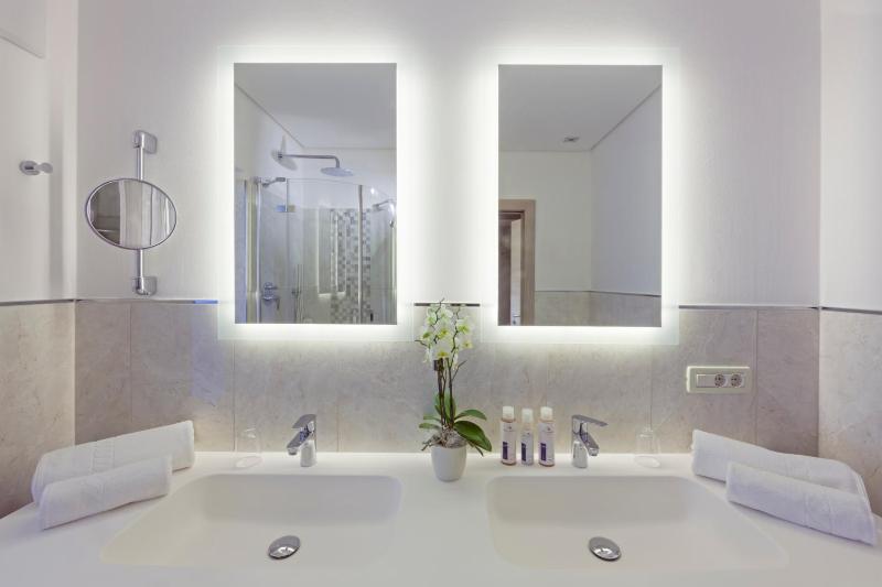 Double Room with Mountain View image 3