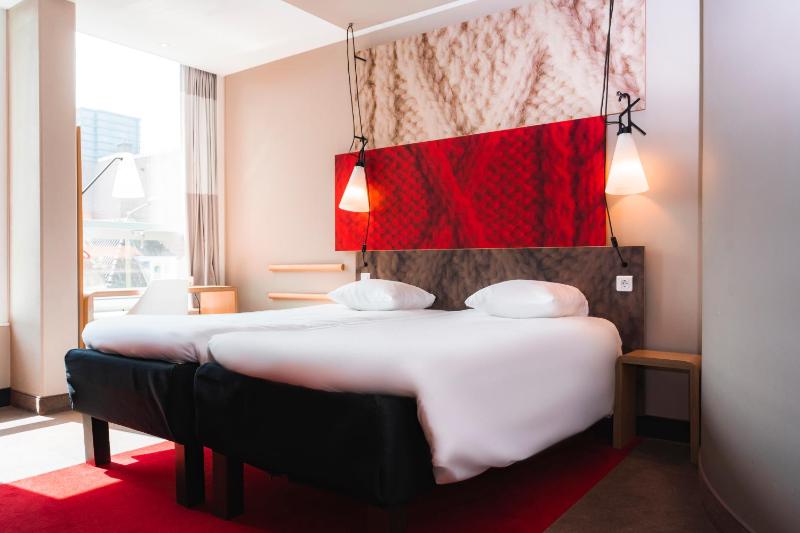 Standard Twin Room image 3