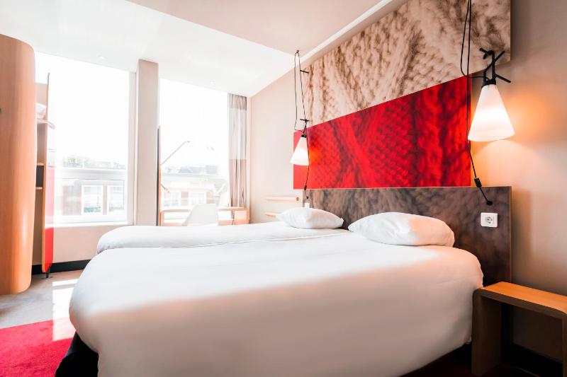 Standard Twin Room image 4