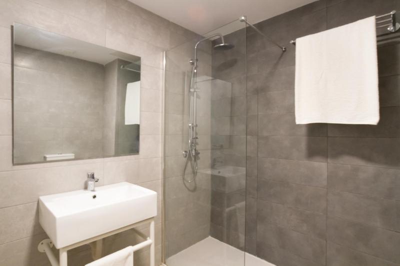 Standard Quadruple Room image 1