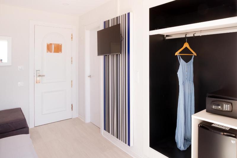 Economy Triple Room image 4