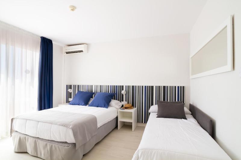 Economy Triple Room image 3