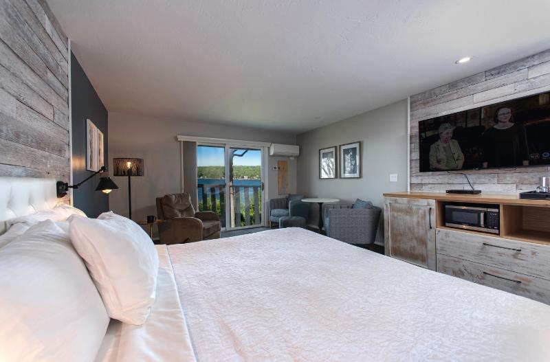 King Room with Lake View image 1