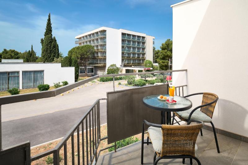 Standard Double or Twin Room with Balcony and Garden View image 2
