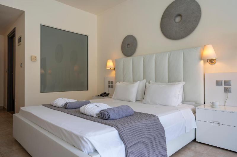 Double Room with Garden View image 3