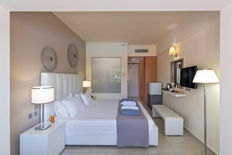 Double Room with Pool View and Sea View image 2