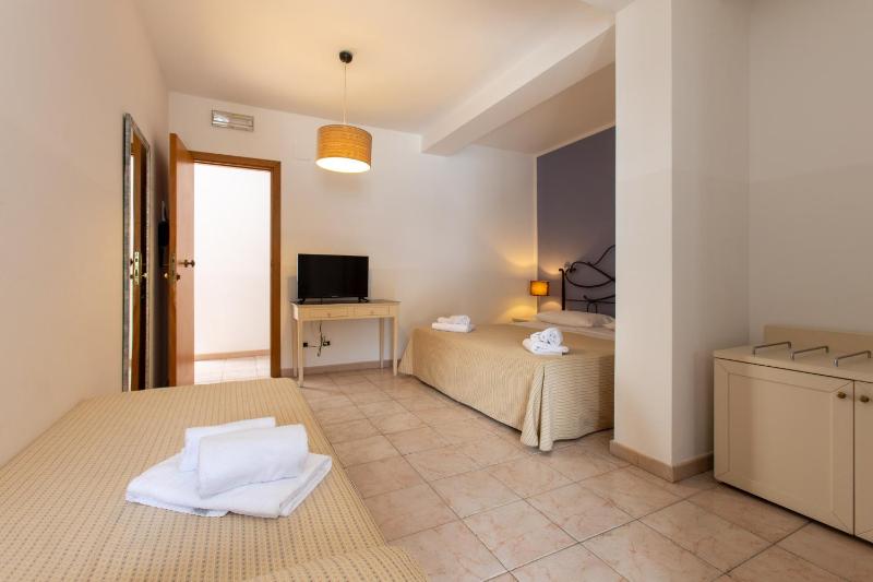 Triple Room with Sea Side View image 4