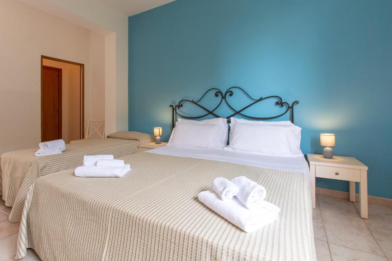 Triple Room with Sea Side View image 3