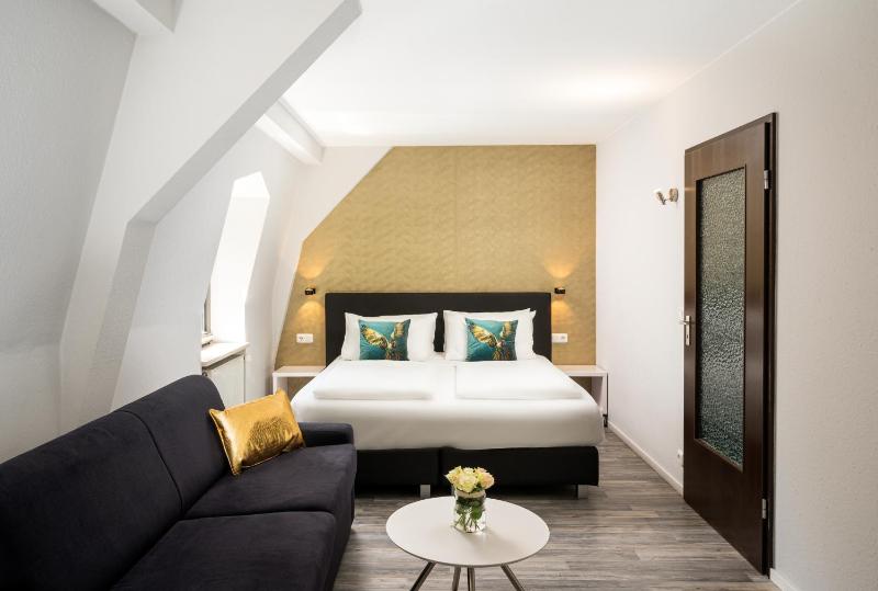 Double Room image 3