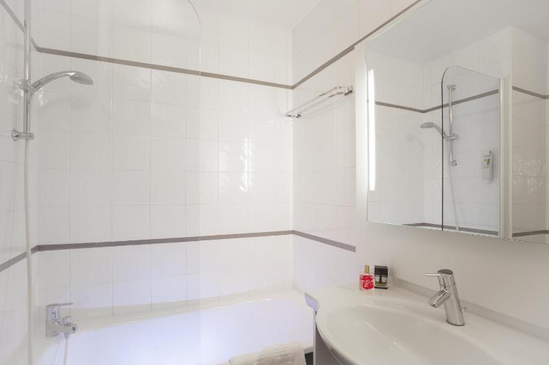 Standard Twin Room image 3