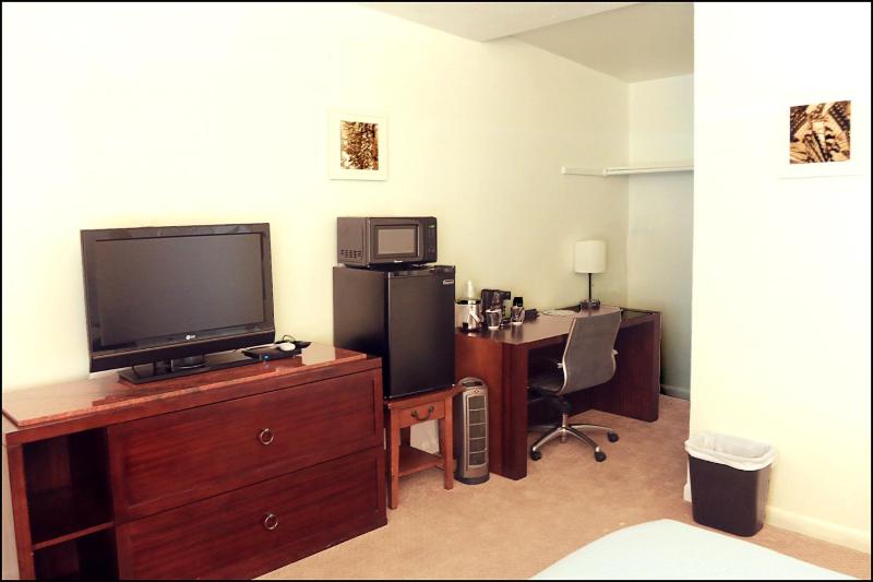 Standard Queen Room image 3