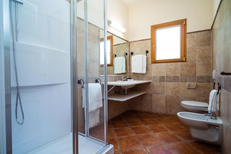 Standard Double Room image 3