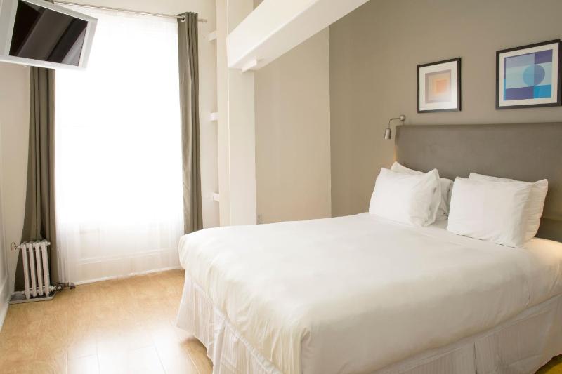 Standard Queen Room image 3