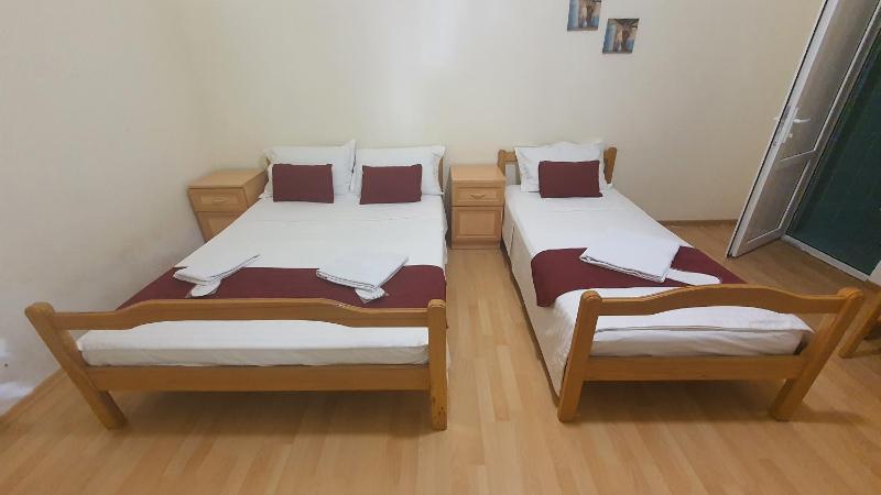 Standard Triple Room image 4