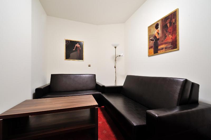 Standard Plus Twin Room image 4