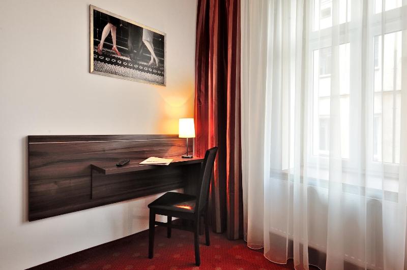 Standard Twin Room image 4