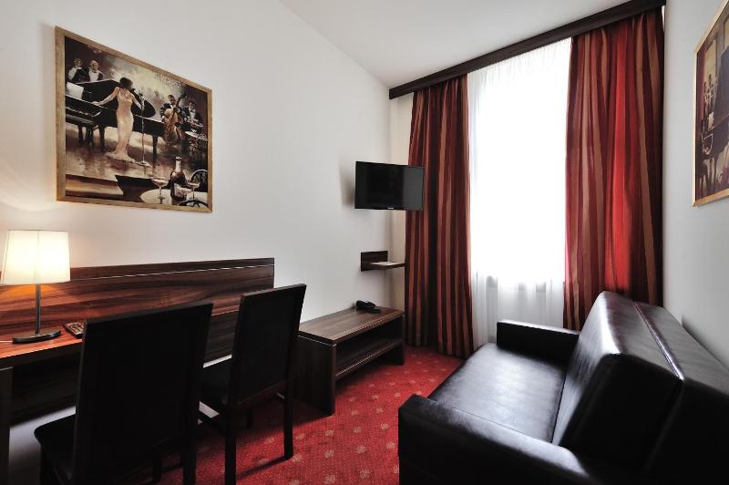 Standard Plus Twin Room image 2