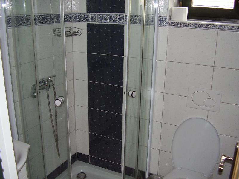 Quadruple Room with Private Bathroom image 2