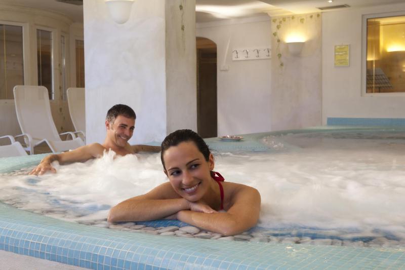 Deluxe Double Room with Spa Package image 2