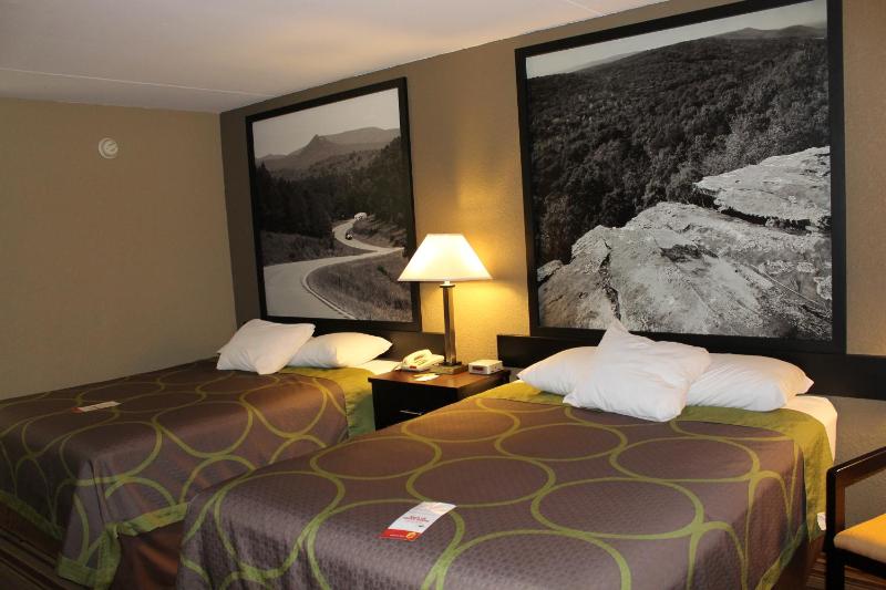 Queen Room with Two Queen Beds - Non-Smoking image 3