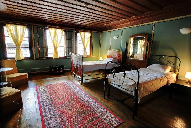 Twin Room with Shared Bathroom image 2