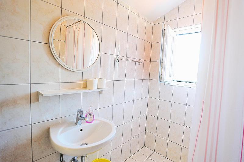 Single Room image 4