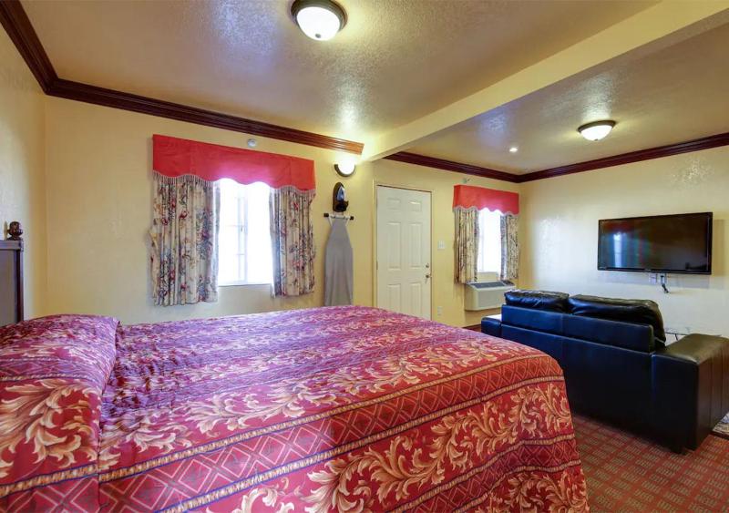 Deluxe King Room image 4