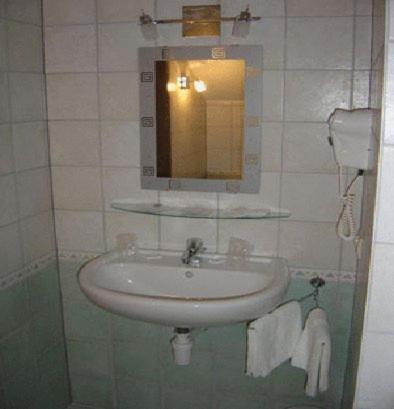Standard Double or Twin Room image 4