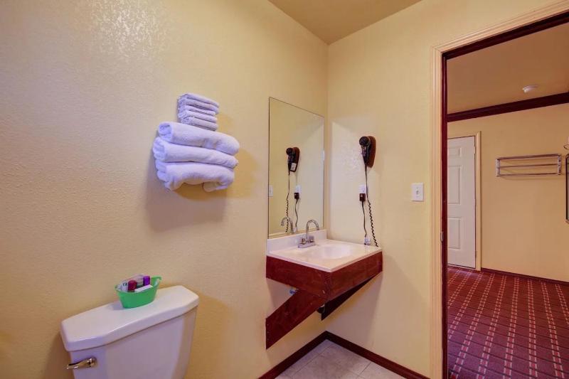 Standard King Room image 3