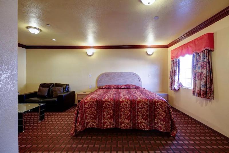 Standard King Room image 4
