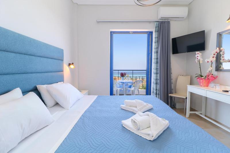 Superior Double or Twin Room with Sea View image 1