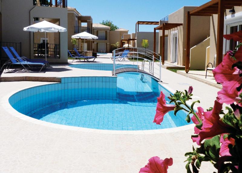 One-Bedroom Villa with Sharing Pool image 4