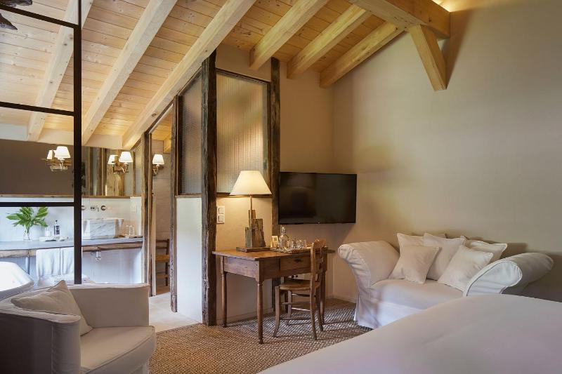Deluxe Junior Suite image 4