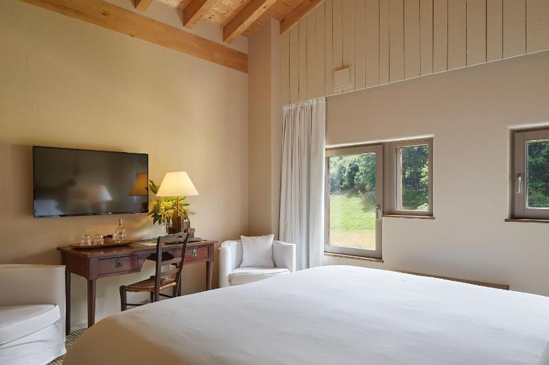 Deluxe Double Room image 3