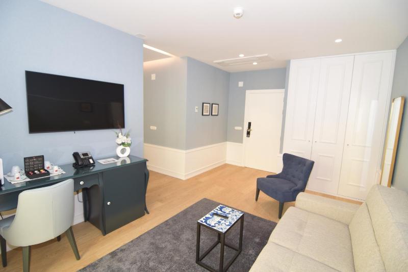 Deluxe Family Room image 3